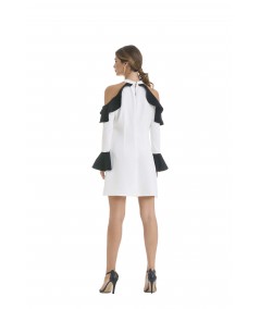 Abito con cut out e rouche sulle spalle