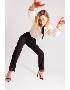 Pantalone con inserto in pizzo sul fondo 2