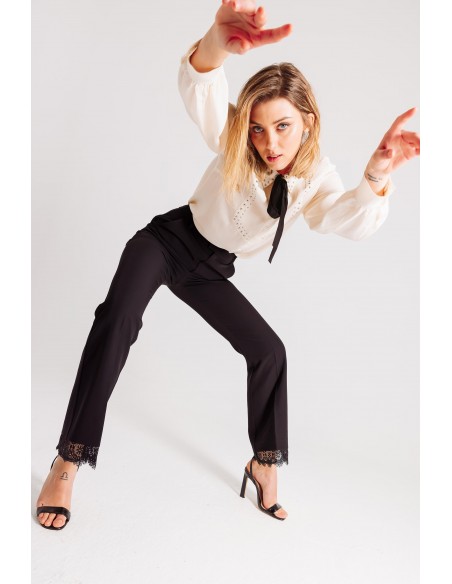 Pantalone con inserto in pizzo sul fondo