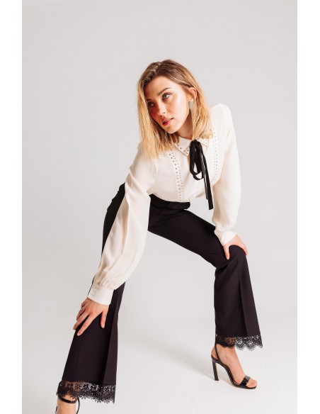 Pantalone con inserto in pizzo sul fondo