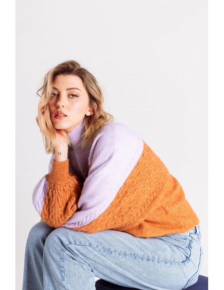 Maglia collo alto con lavorazione e color block