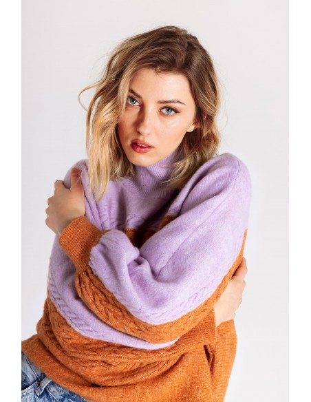 Maglia collo alto con lavorazione e color block