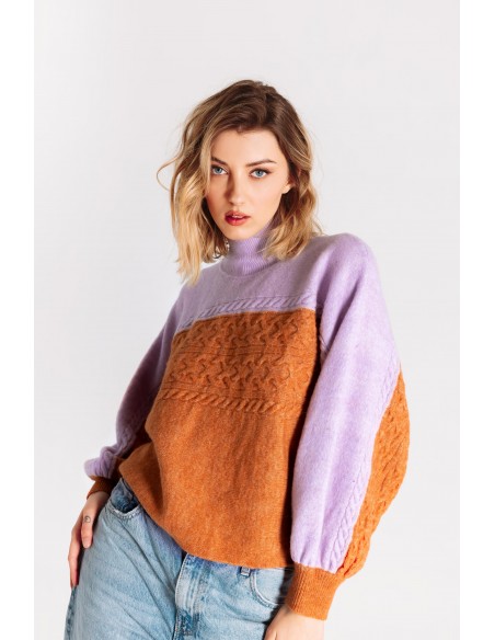 Maglia collo alto con lavorazione e color block